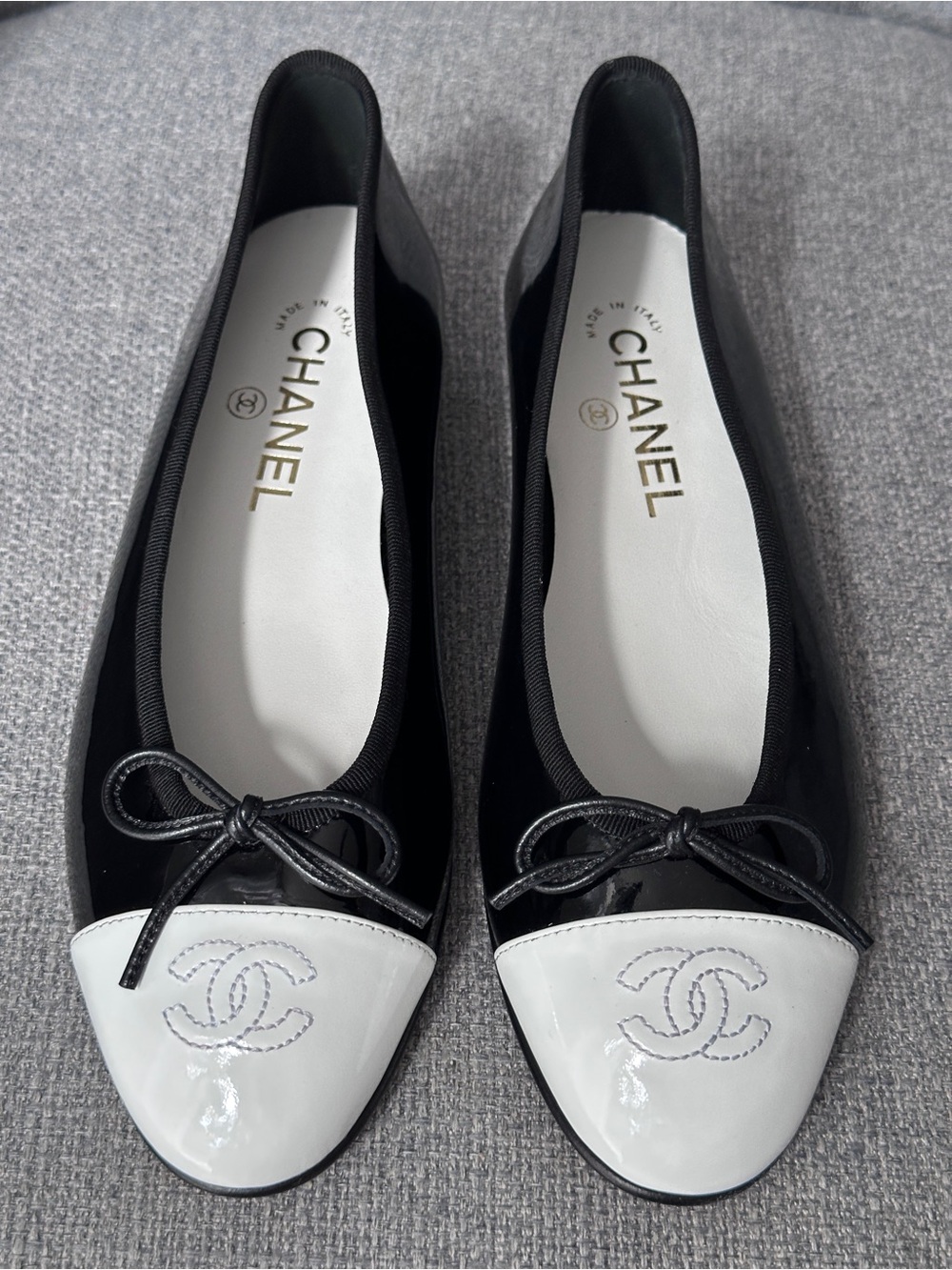 NEW 2026 CHANEL BLACK PATENT LEATHER WHITE CC LOGO CAPTOE BALLET FLATS size 38C